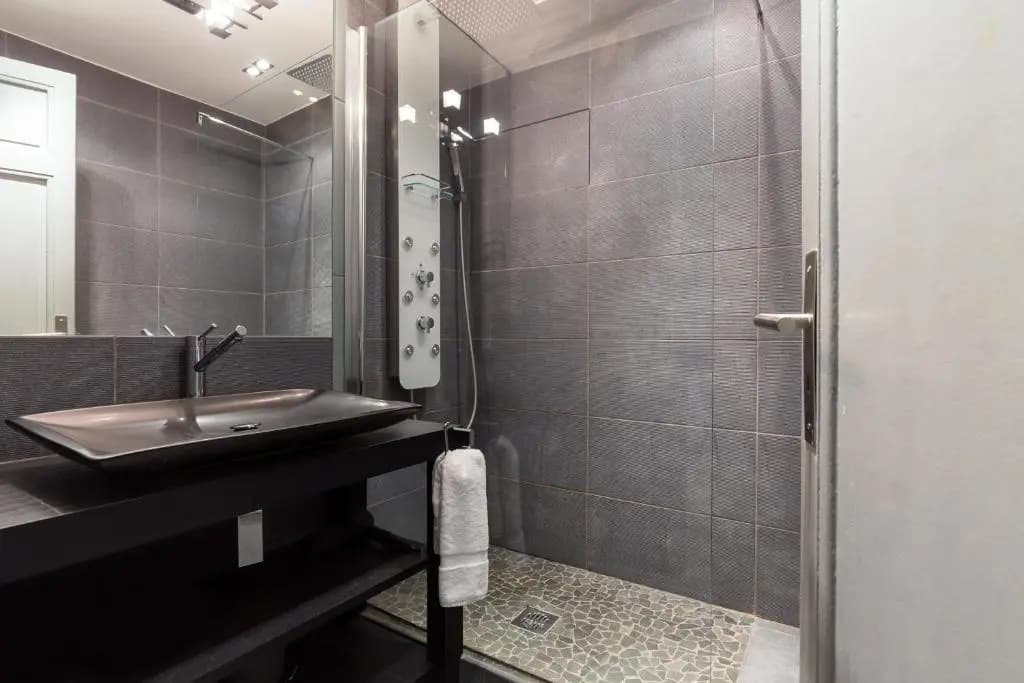 Centrally Located Modern 2 Bed Apartment in Cannes With Aircon and High Ceilings and Modern Design - 696 - Miniature 7