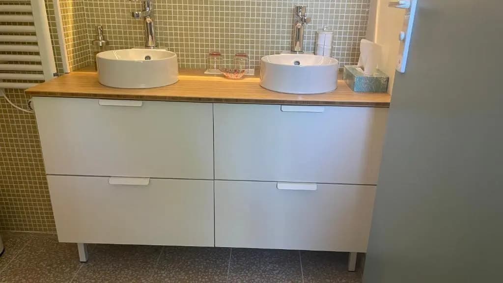 Au cœur du vieux Toulon au calme appartement rénové climatisé confortable étage élevé avec ascenseur proche parking et tou...