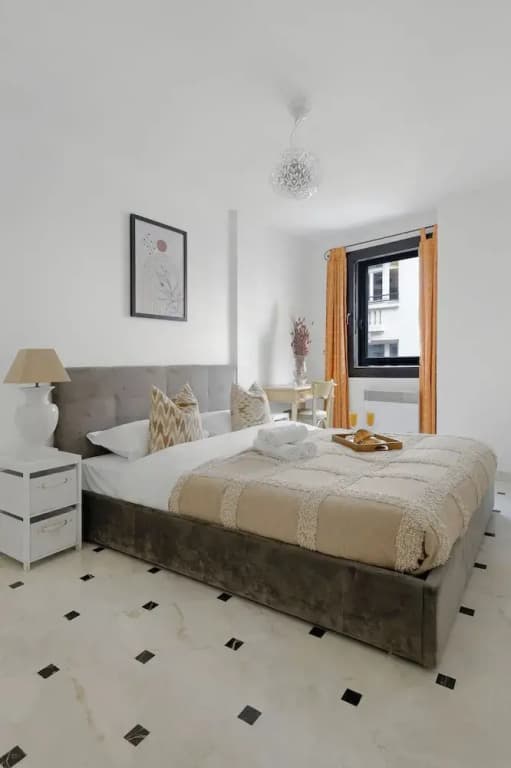 Stylish 2BR for 6 by Champs-Elysees - Photo 2