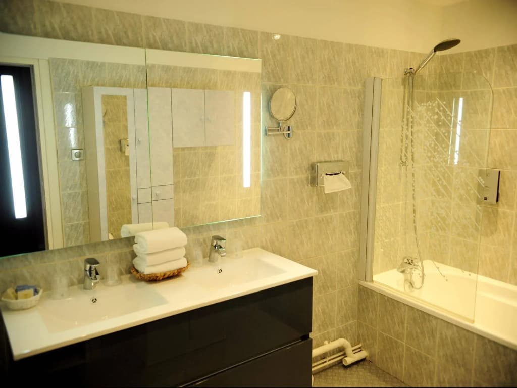 Logis Central Hôtel & Spa - Miniature 8