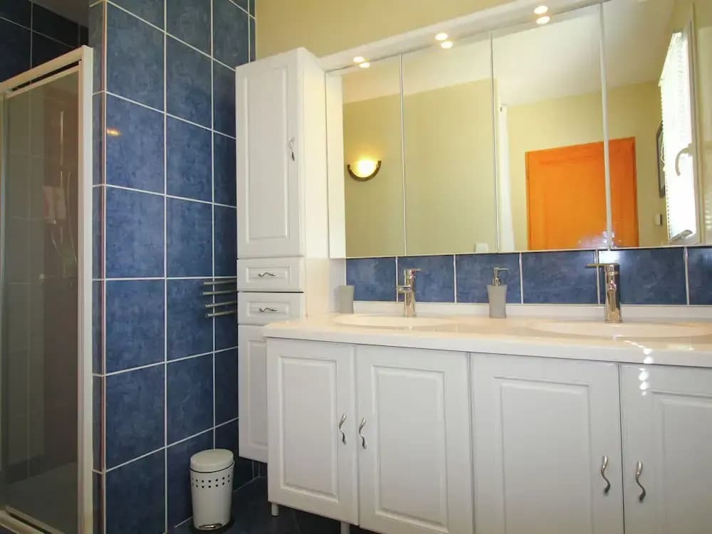 Spacious, Luxury Villa With Private Pool and Billiard Room, Near Idyllic Village - Miniature 8