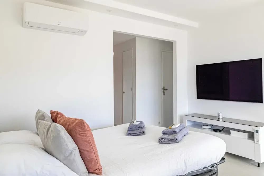 Elegance and Serenity With Terrace, View & A/C - Photo 4