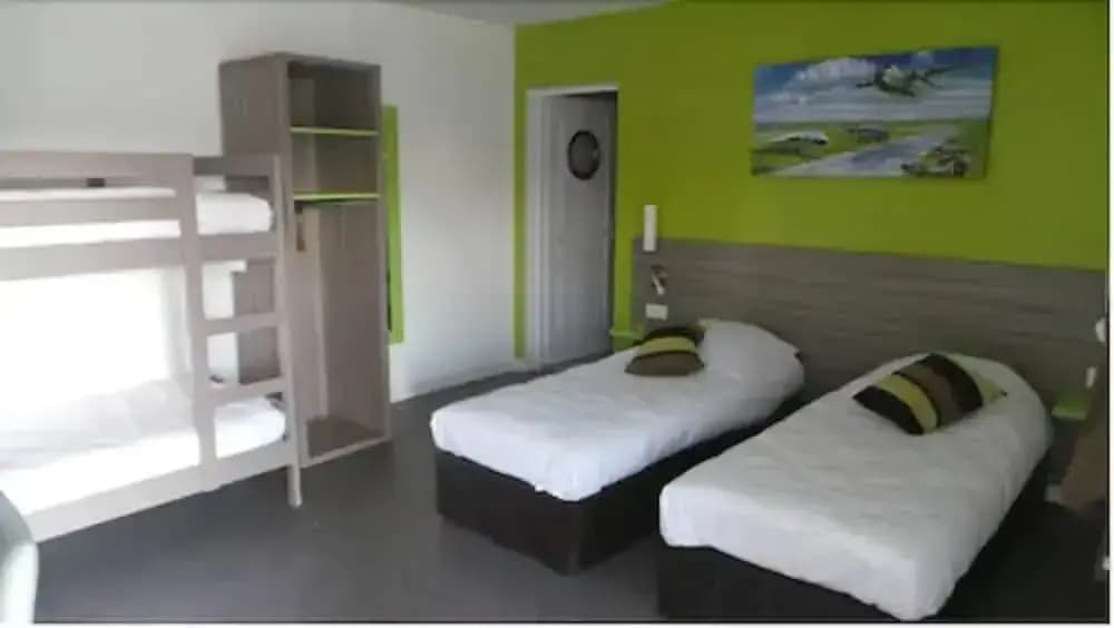 Airport Hotel - Photo 5