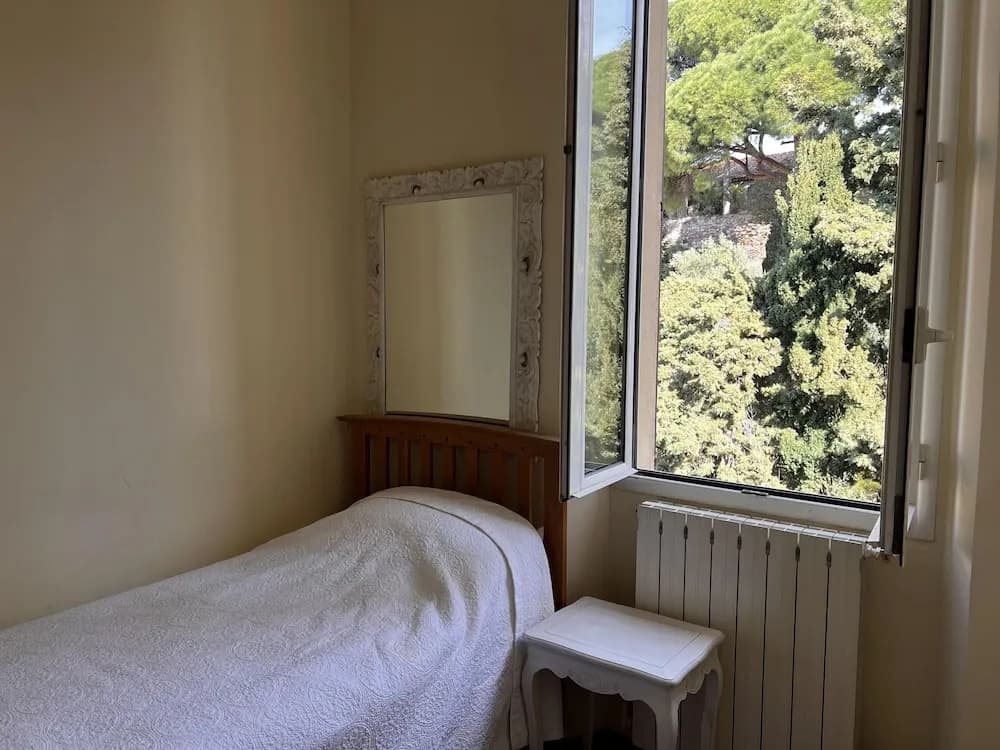Charming 2 Bed Apartment With Balcony Located in Cannes Old Town Easy Walk to the Palais and Beaches - 120 - Photo 3