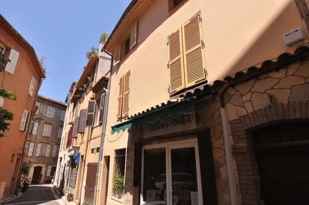 Picasso Apartments - Photo 1