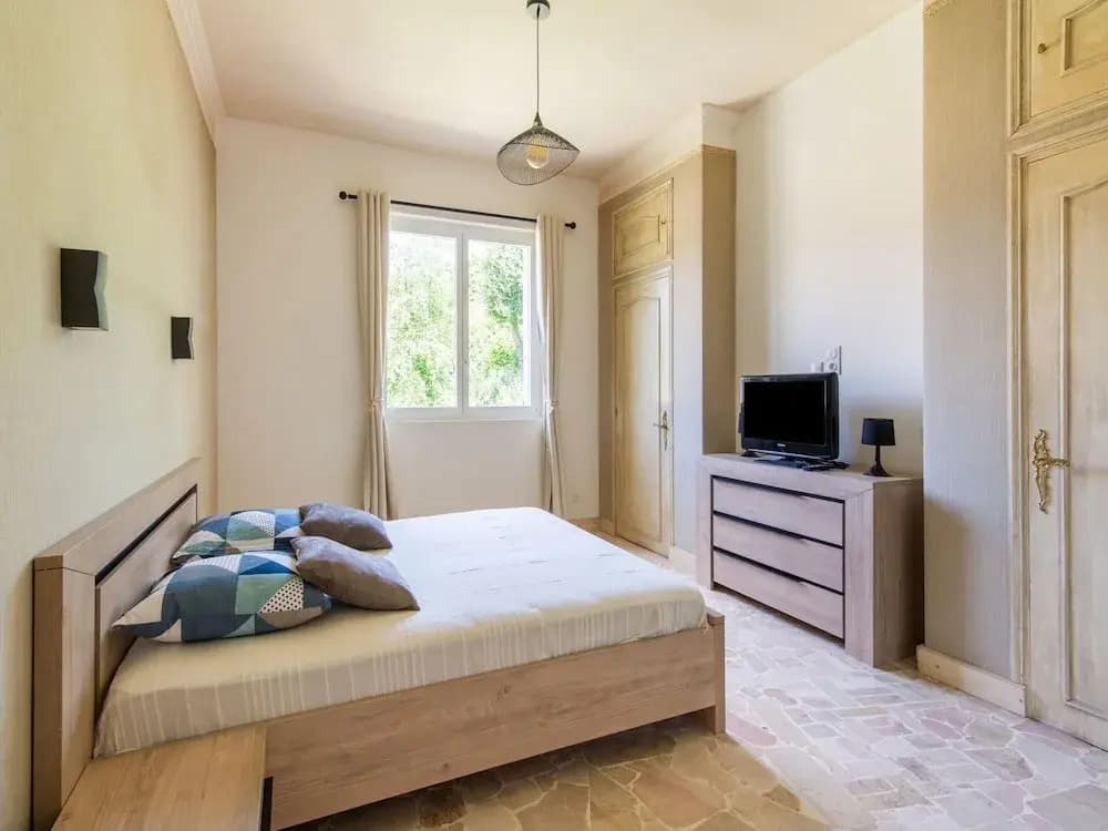 Holiday Home in Saint-julien-du-verdon With Garden - Photo 2