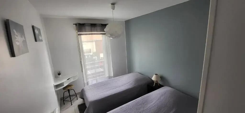 Appartement 2 chambres Balcon Parking privé Centre Village - Photo 5