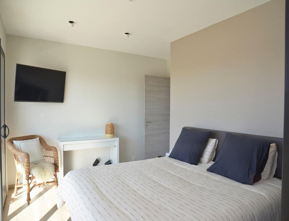 Gorgeous Mansion for 6 in Barjac - Photo 5