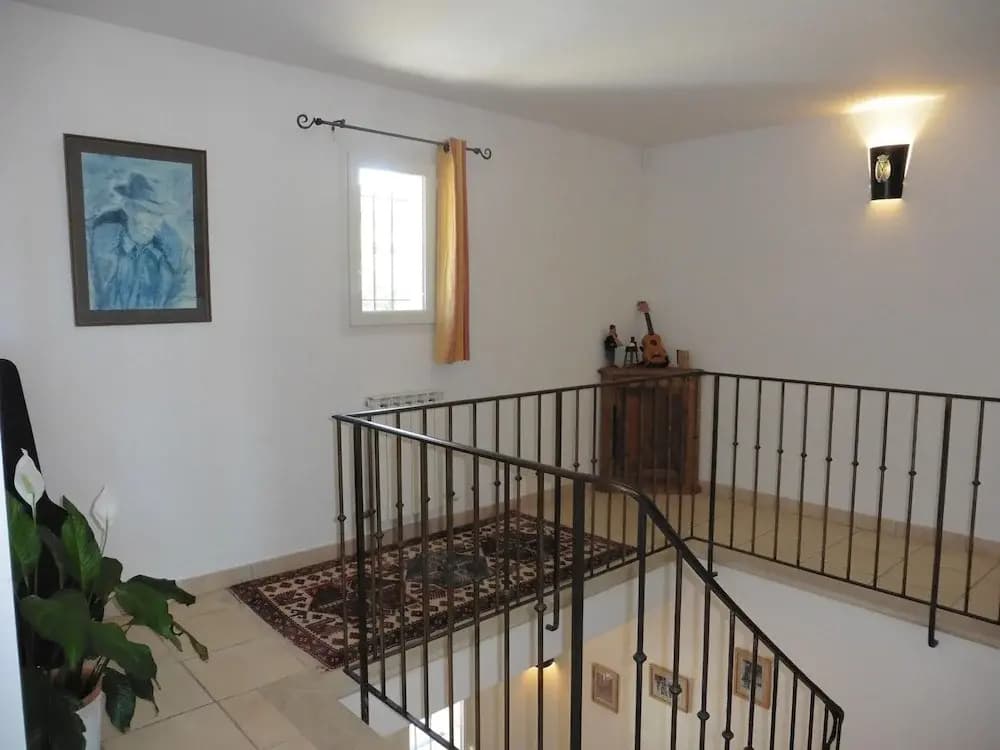 Pretty, Spacious Holiday Home With Private Pool - Miniature 8