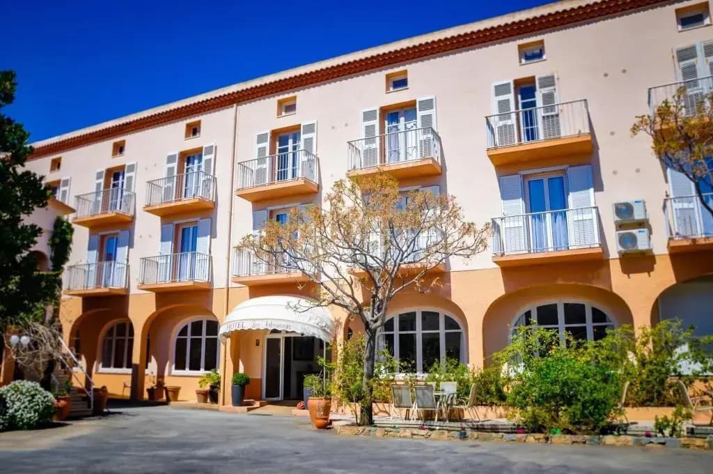 Hôtel Les Arbousiers - Photo 1