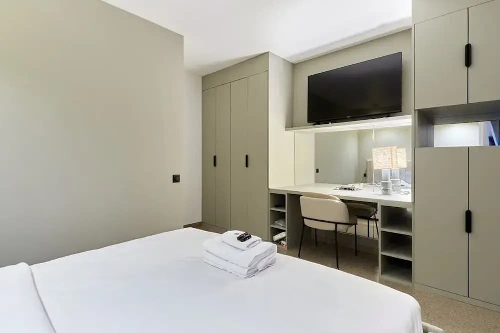 Modern Parisian Apartment Center of Paris - Photo 4