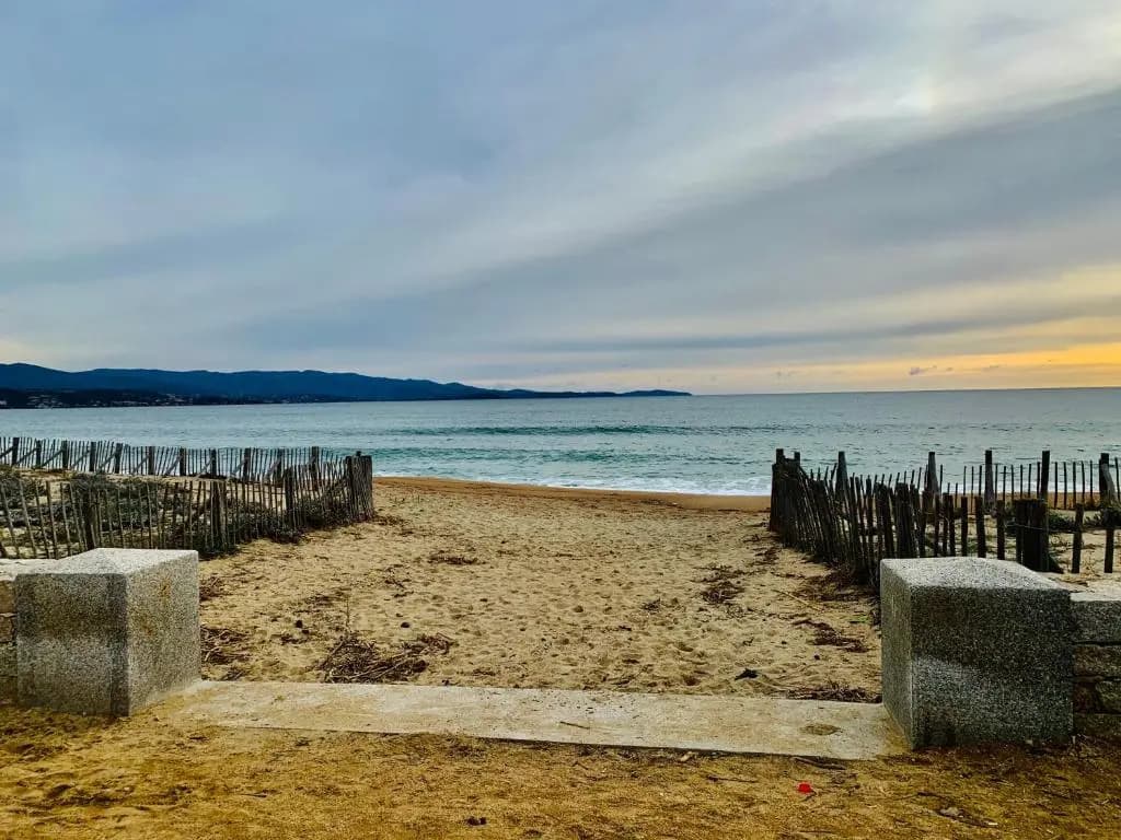 T2 Ajaccio vue mer - Miniature 6