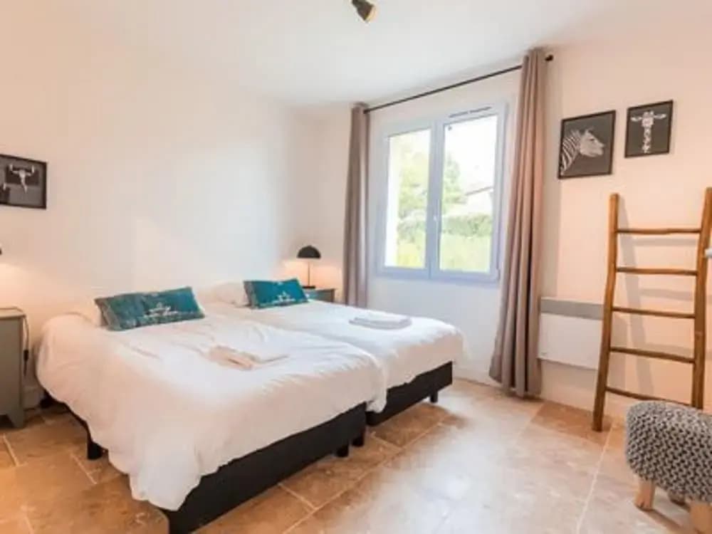 Spacious Villa With Large Garden - Photo 3