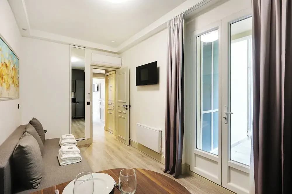 Modern Apartment & Terrace - 2br/6p - Near Nation - Photo 5