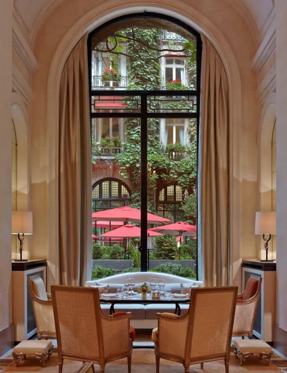 Hotel Plaza Athenee - Photo 2