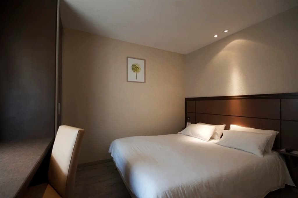 Hôtel Grand Confort Le Moulin Rouge - Photo 5