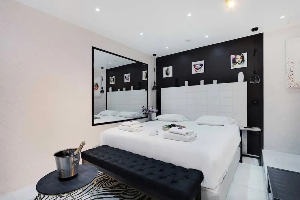 Intimate Flat w/ A/C & Jacuzzi - 2br/6p Montmartre - Photo 3