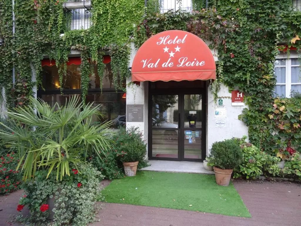Hôtel Val De Loire - Photo 1