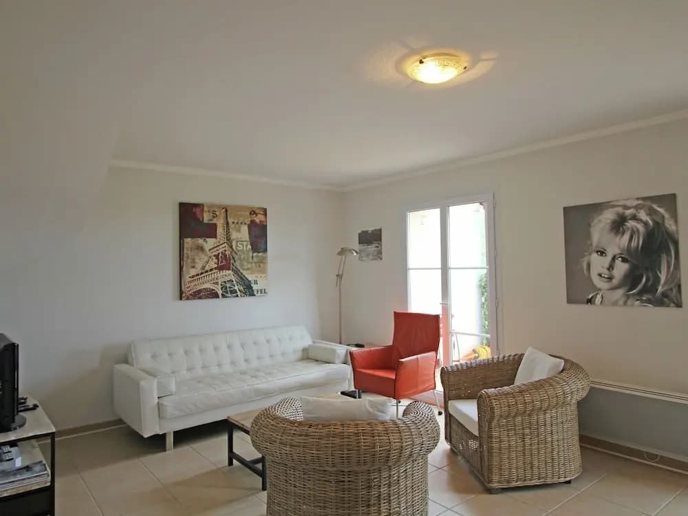Luxurious Holiday Home in Les Issambres with Swimming Pool - Photo 2
