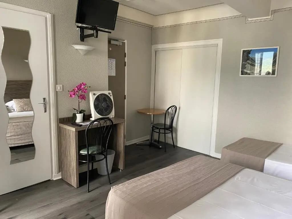 Hôtel Café les Fleurs - Photo 2