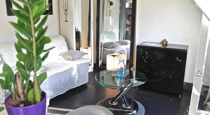 Charming Studio With Two Balconies - Photo 1