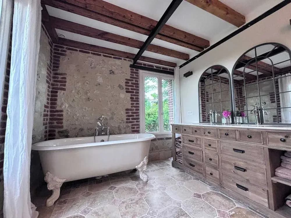 Exceptional 5 Bedroom House Near the Beach - Miniature 8