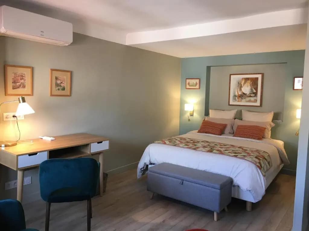 Au cœur du vieux Toulon au calme appartement rénové climatisé confortable étage élevé avec ascenseur proche parking et tou...