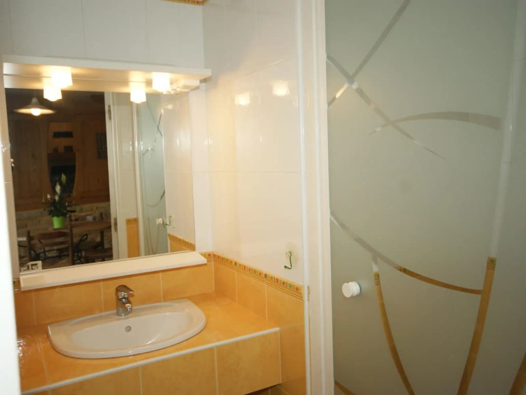 Spacious Holiday Home in Besse With Swimming Pool - Miniature 8