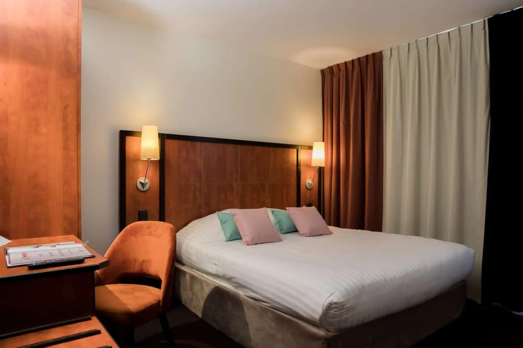 Logis Hotel Le Rabelais - Photo 1