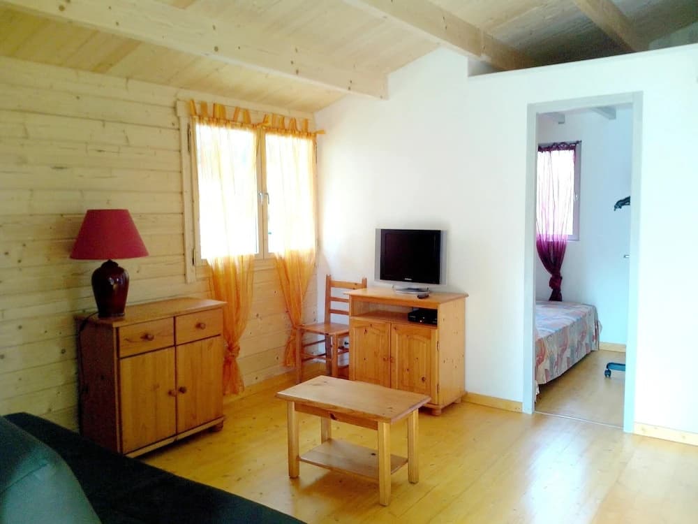 Chalet With 2 Bedrooms In Poussan With Enclosed Garden - Photo 1