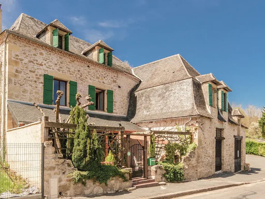 Elegant Holiday Home in Coubjours with Private Garden - Photo 1