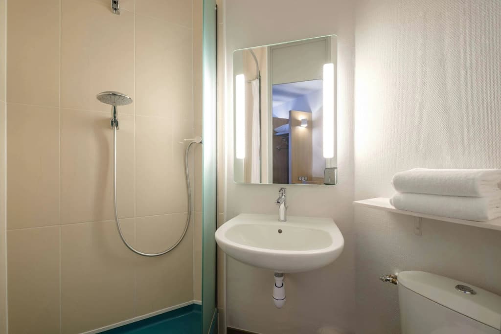 B&B HOTEL Calais Centre Saint-Pierre - Miniature 8
