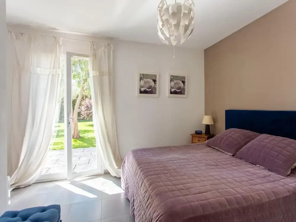 Beautiful Holiday Home With Swimming Pool - Photo 3