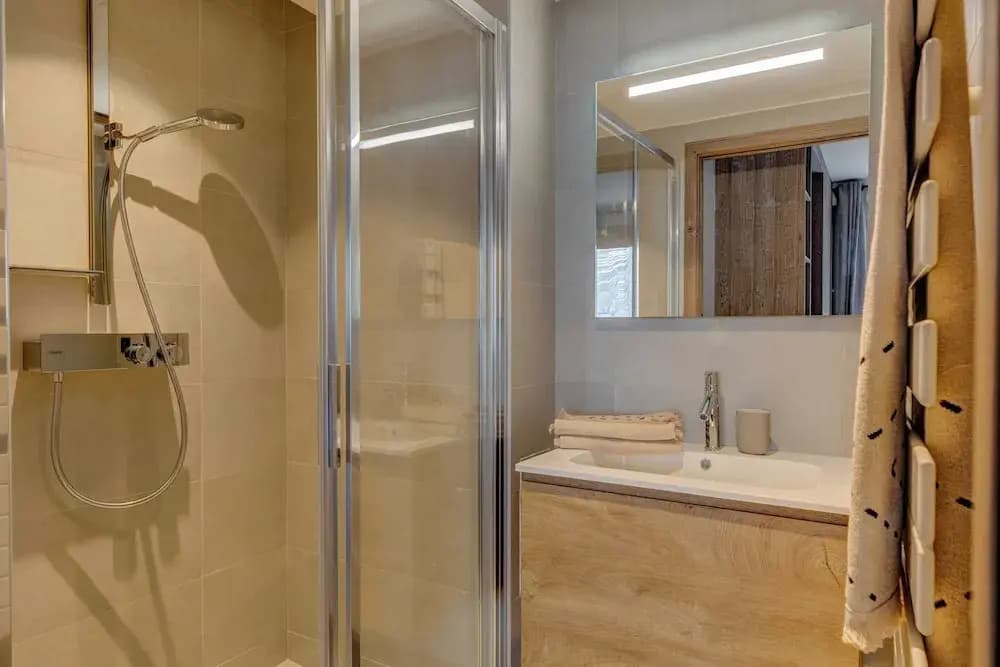 Ideal 3 Bedroom Apartment With 200m2 Garden - Miniature 7