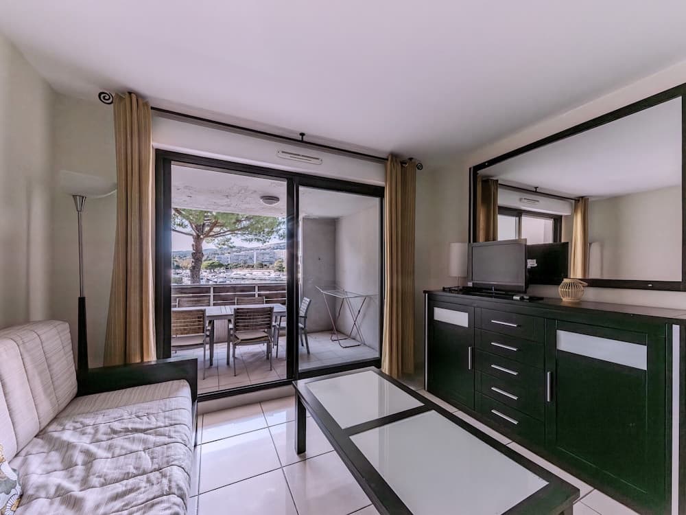 Bright Apartment With Marina Access - Photo 4