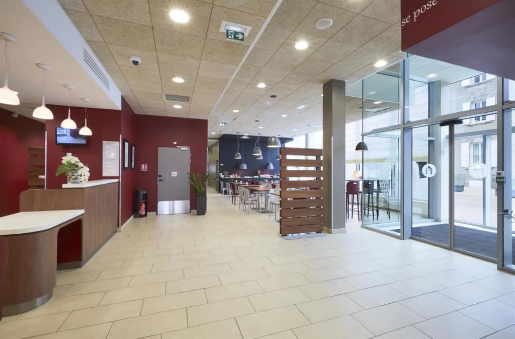 Campanile PRIME - La Roche Sur Yon Centre Gare - Photo 2
