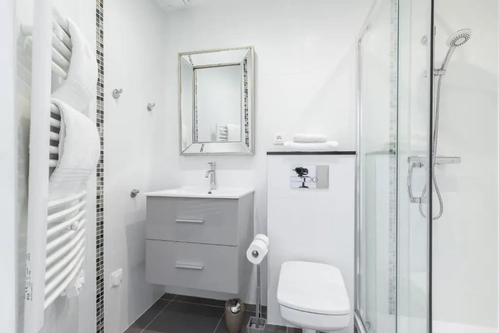 Cosy 1 Bdr Near Garibaldi Square - Top Floor & AC - Miniature 8