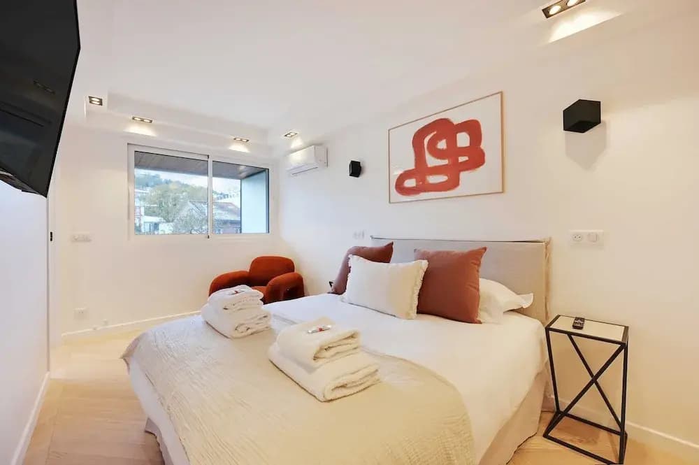 Charming Apt With AC & Balcony - Photo 3