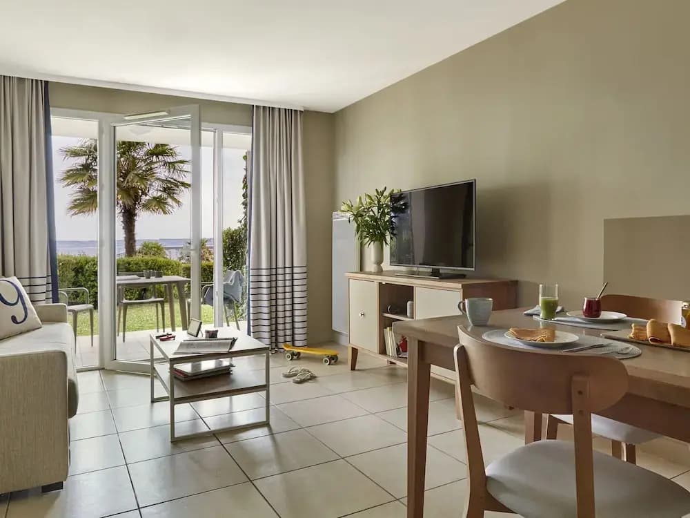 Seafront Apartment Near a Beach - Photo 4