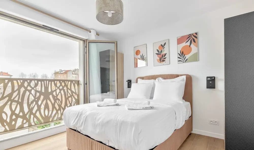 Apartment With Balcony in Paris - Photo 5