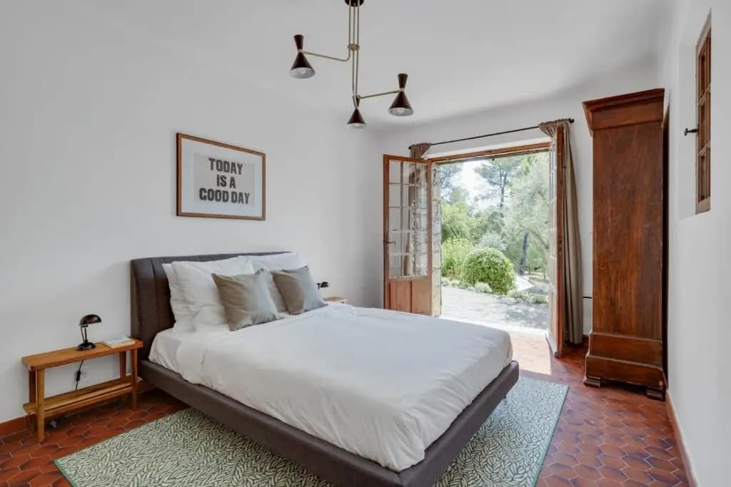 Tranquil 5-Bedroom Stone Villa with Private Pool - Miniature 7