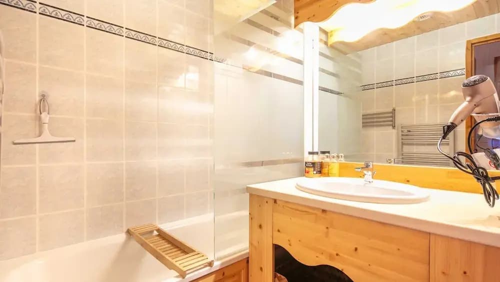 Apartment in France With Ski Slope Views - Miniature 7
