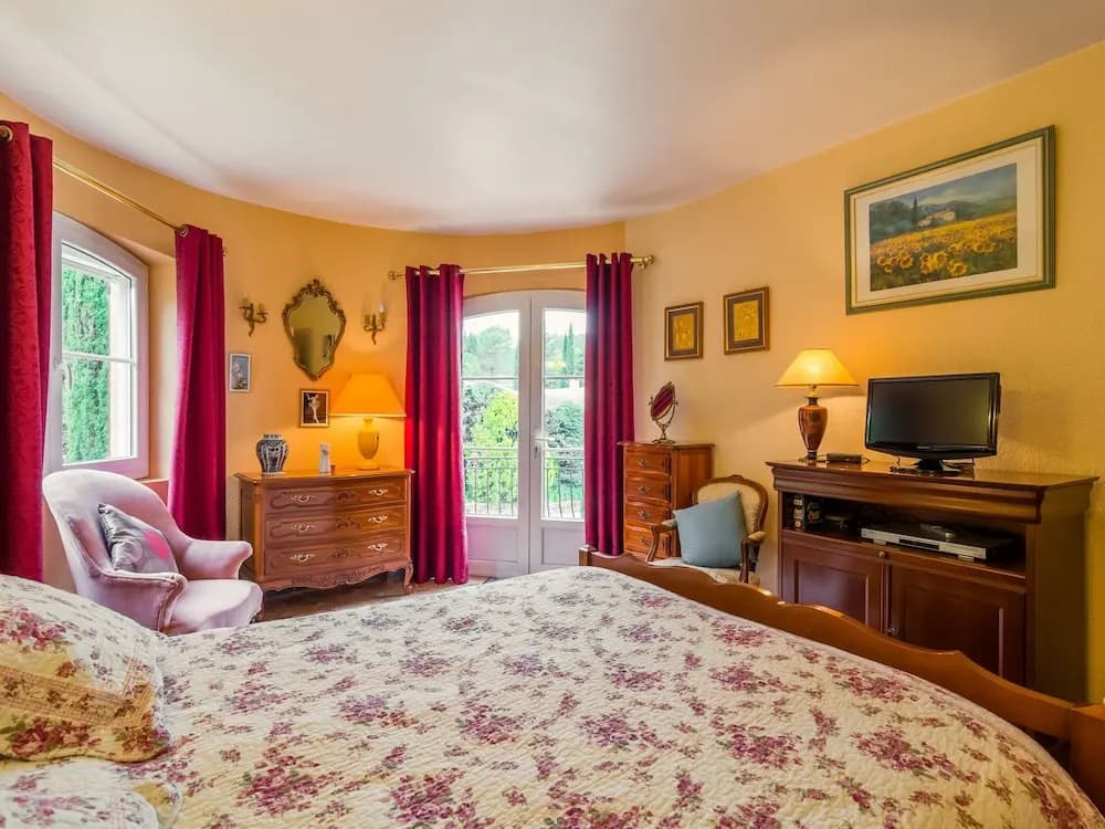 Beautiful Holiday Home in Lorgues with Garden - Photo 4