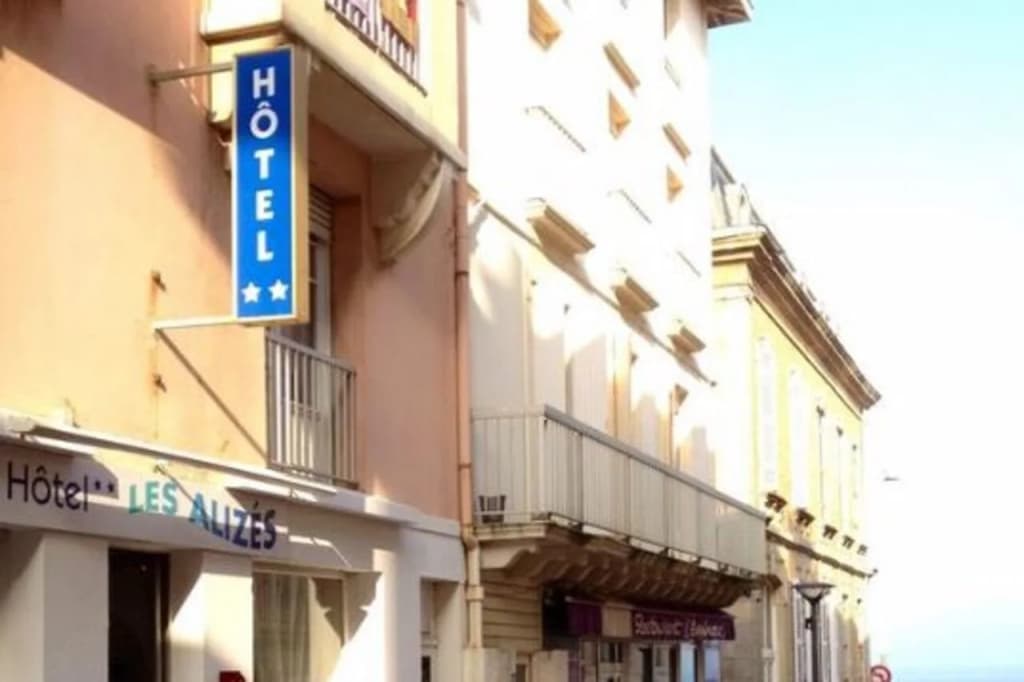 Hotel les Alizés - Photo 1