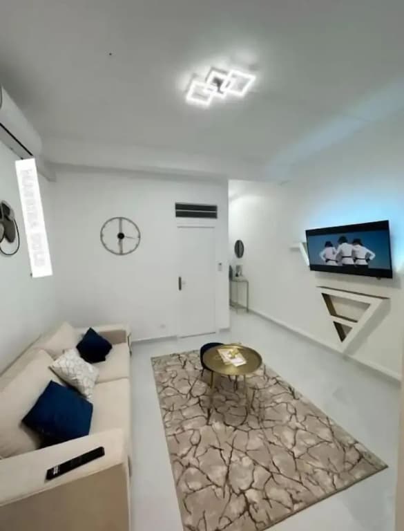 Cyrus Hotel-House - Photo 2