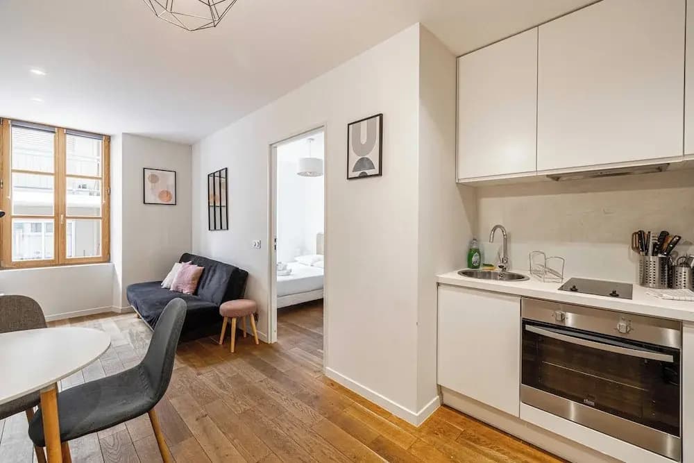 Magnificent Renovated 2 Room Apartment - Miniature 6