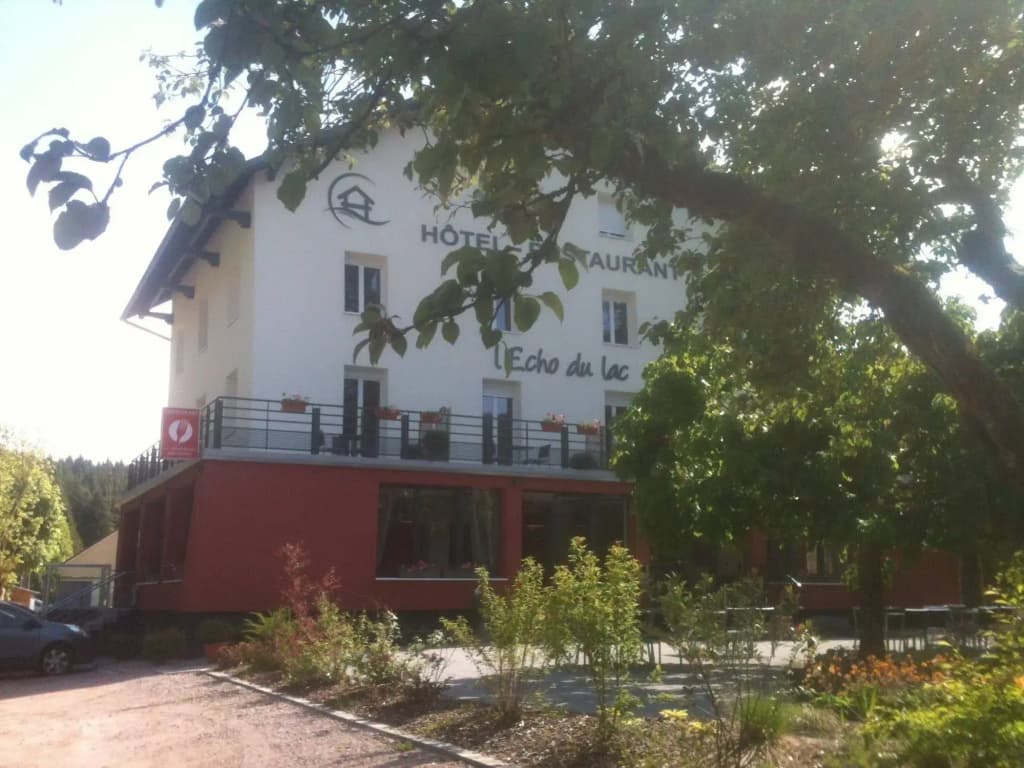 Hôtel Restaurant l'Echo du Lac & Spa - Photo 1