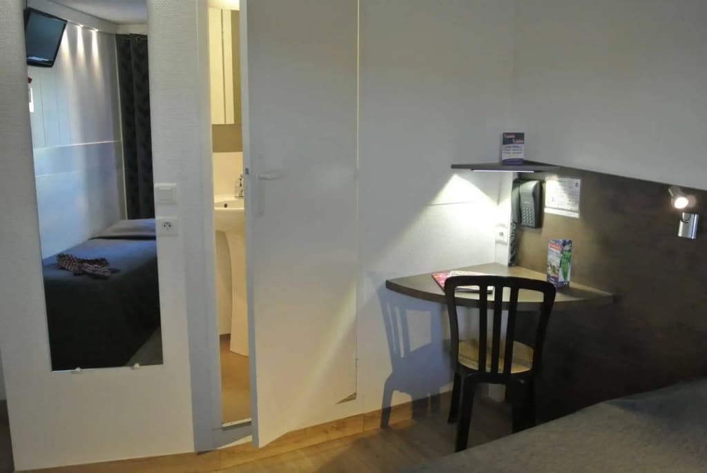 Fasthotel Narbonne - Photo 2