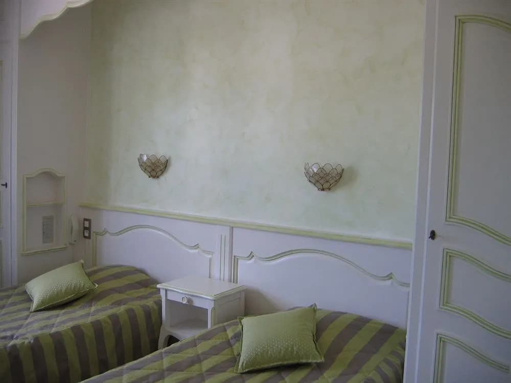Hotel The Originals du Commerce Laval Est (ex Inter-Hotel) - Photo 2