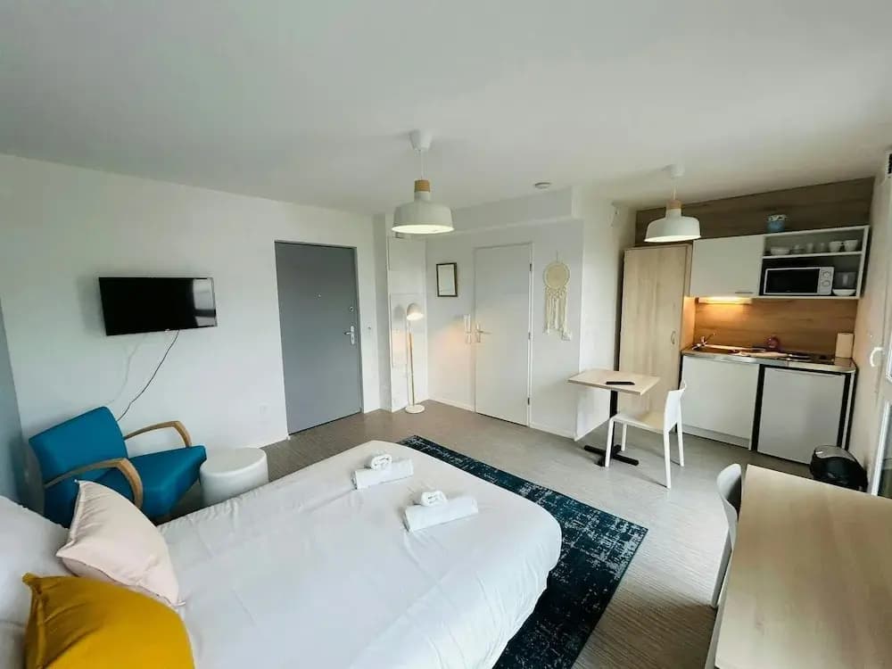 We Live In R - Suite 401 - Photo 2